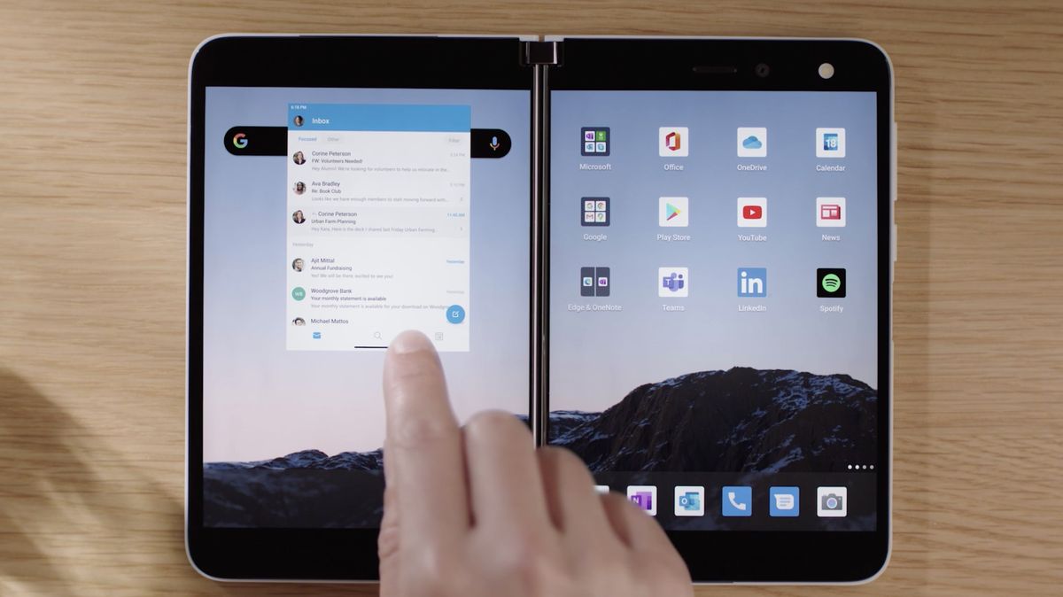 Microsoft začne prodávat hybrid mobilu a tabletu Surface Duo